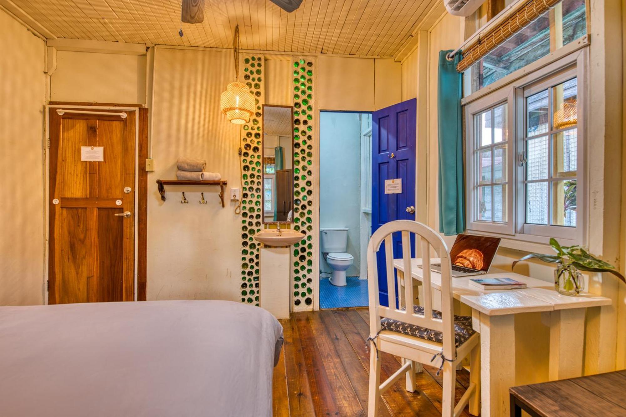 Saigon Bay Bed & Breakfast Bocas del Toro Exterior photo